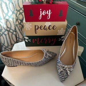 Pointed toe flats with embellished bow, size 8